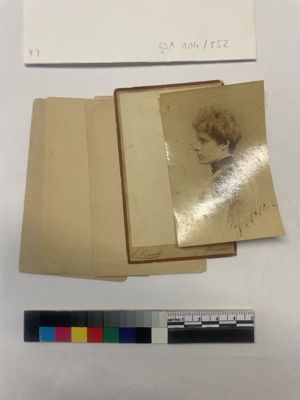 Weitere Schäden durch Nässe: Diese Carte de Visite aus dem Nachlass Eleonore von Bojanowskis hat sich in Lagen aufgelöst (GSA 104/852).