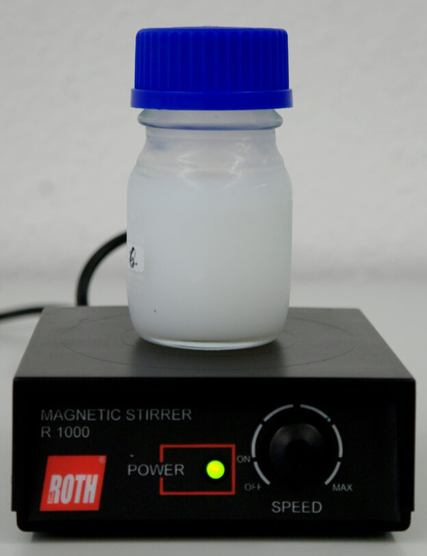 Eine Nanocellulose-Suspension rührt auf dem Magnetrührer. Sie wird für praktische Tests vorbereitet. Foto: Klassik Stiftung Weimar
