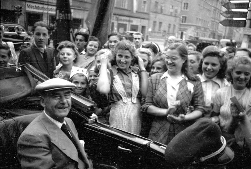 Der Dichter im Damenbad: Arbeiterinnen und FDJ-Mitglied umringen den Wagen mit Thomas Mann, © Klassik Stiftung Weimar