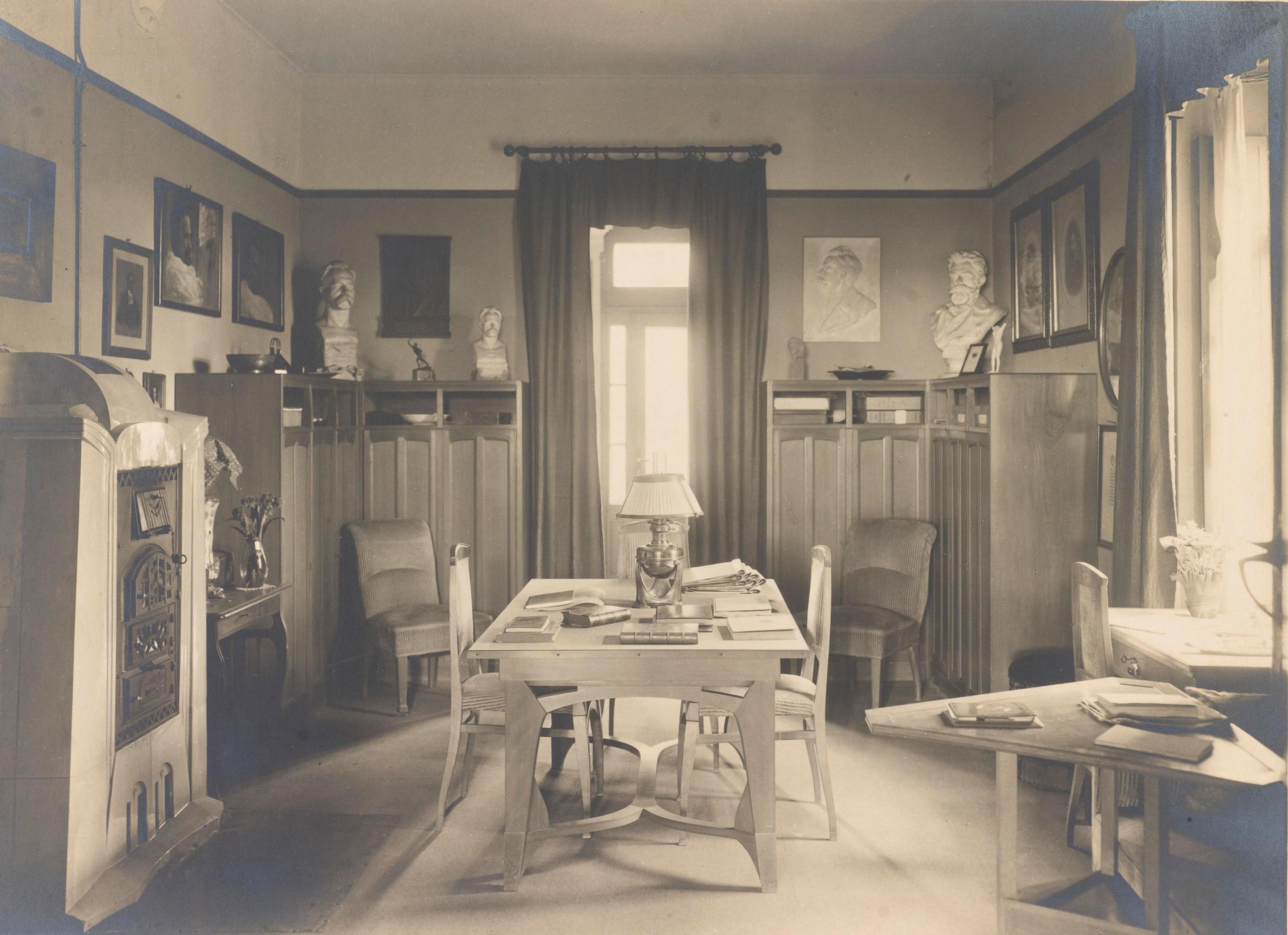 Atelier Louis Held, Beratungszimmer im Nietzsche-Archiv (links zwischen den Büsten der Siegesbote von Marathon „NENIKHKAMEN“), 1926