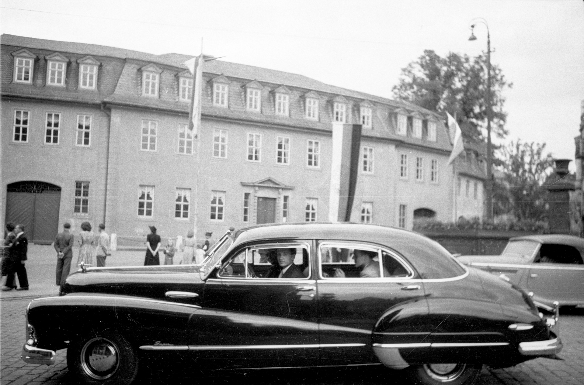 Das Auto, mit dem Thomas Mann nach Weimar kam: ein schwarzer Buick Super Sedan (vermutlich Baujahr 1948), hier vor Goethes Wohnhaus am Frauenplan. Am Steuer: Georges Motschan