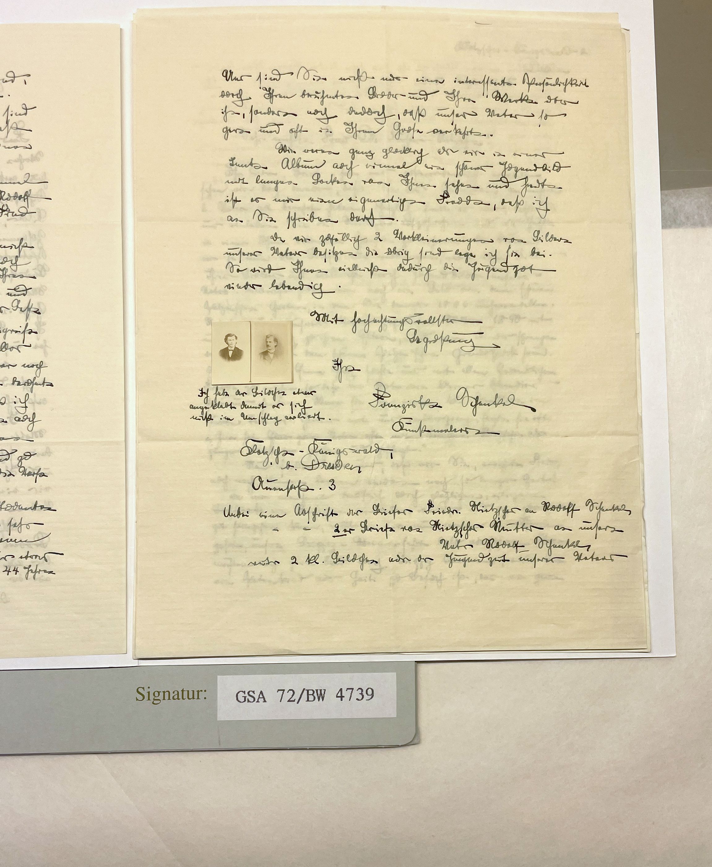 Historische Fotografien sind oft zusammen mit Dokumenten überliefert, wie der Brief der Kinderbuchillustratorin Franziska Schenkel an Elisabeth Förster-Nietzsche, der zwei eingeklebte Fotos von Rudolf Schenkel enthält (GSA 72/BW 4739)