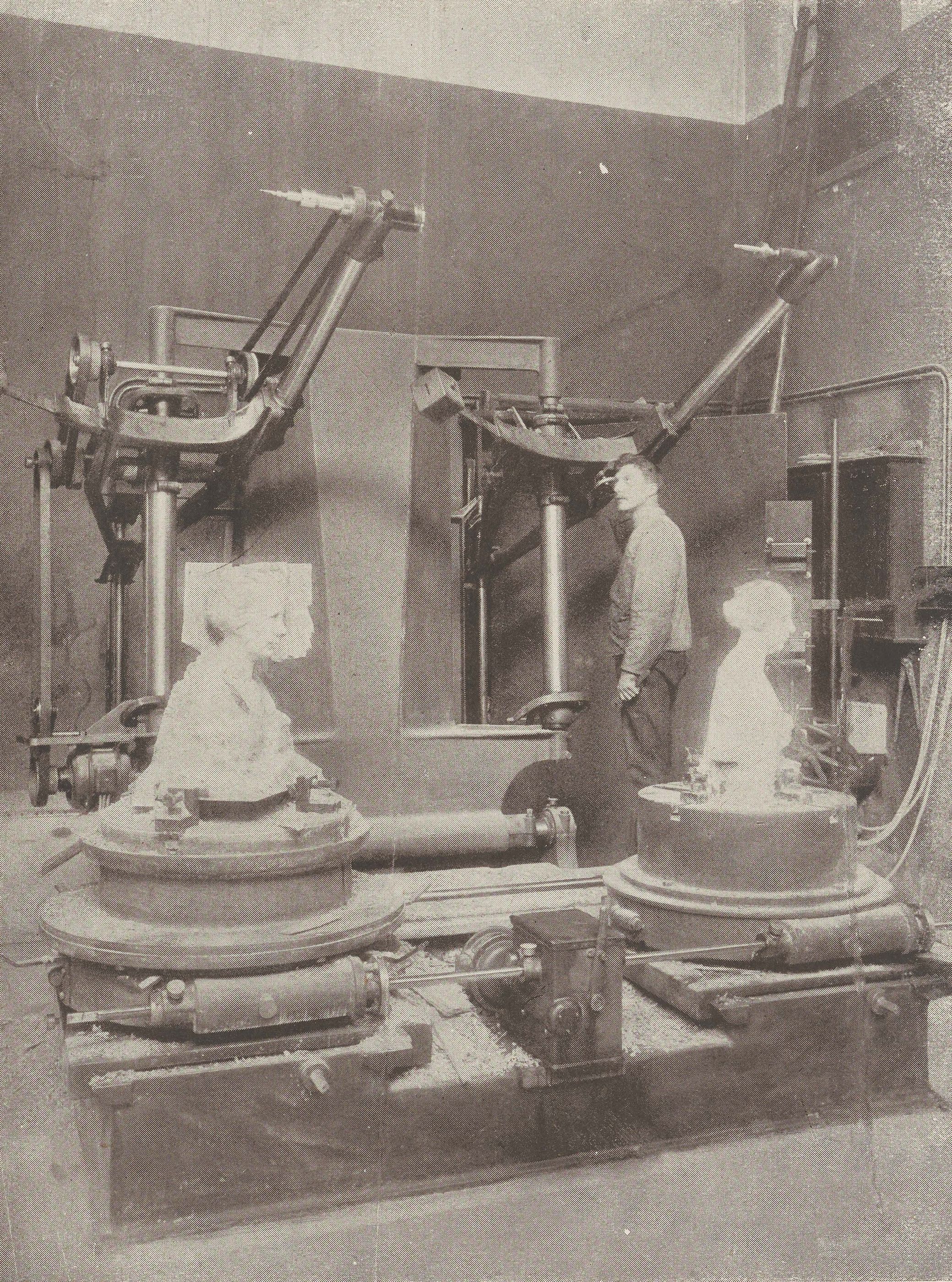 Unbekannter Fotograf, Bildhauer-Kopiermaschine, nach 1890, in: Fritz Stahl: Max Kruse, 1924, Verlag von Ernst Wasmuth A.-G., Berlin | Sammlung Manuel Schwarz