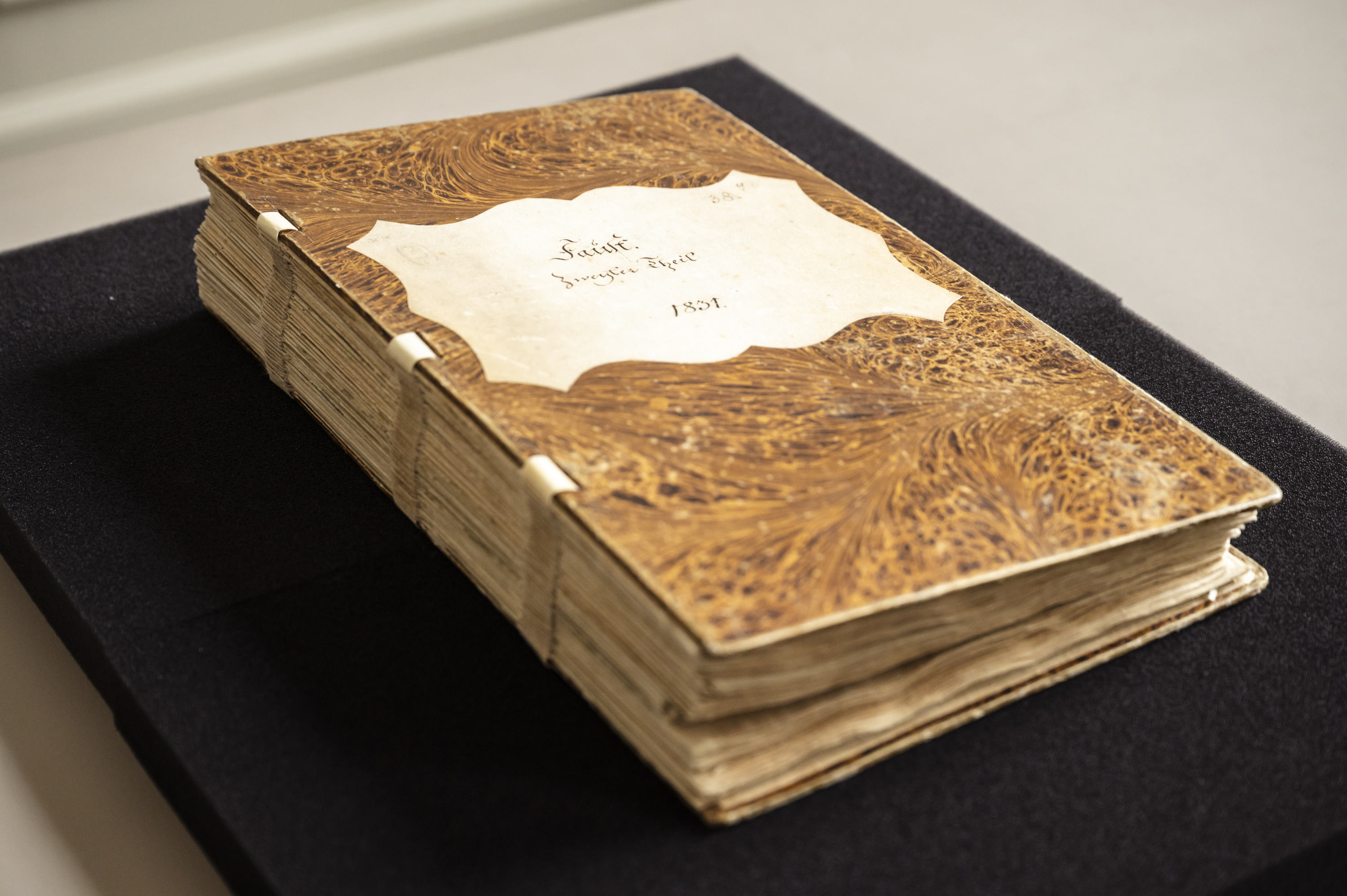 <p>Heute wird das Manuskript der Tragödie im Goethe- und Schiller-Archiv aufbewahrt, Foto: Thomas Müller © Klassik Stiftung Weimar</p>