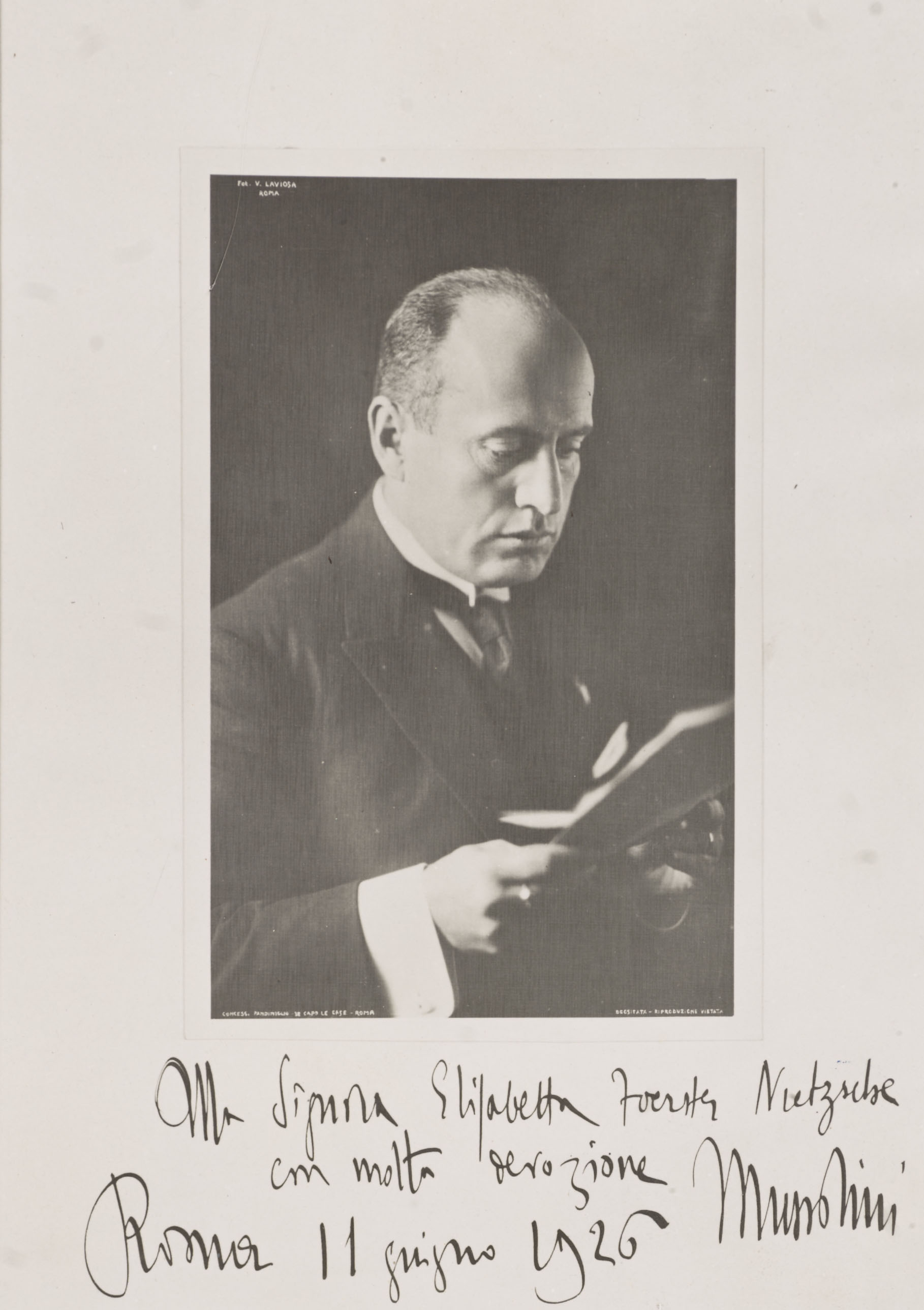 Porträt Benito Mussolinis mit eigenhändiger Widmung an Elisabeth Förster-Nietzsche, datiert auf den 11. Juni 1926: „Für Frau Elisabeth Förster-Nietzsche mit großer Verehrung“
