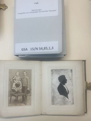 
                        Fotografie und Scherenschnitt
                    