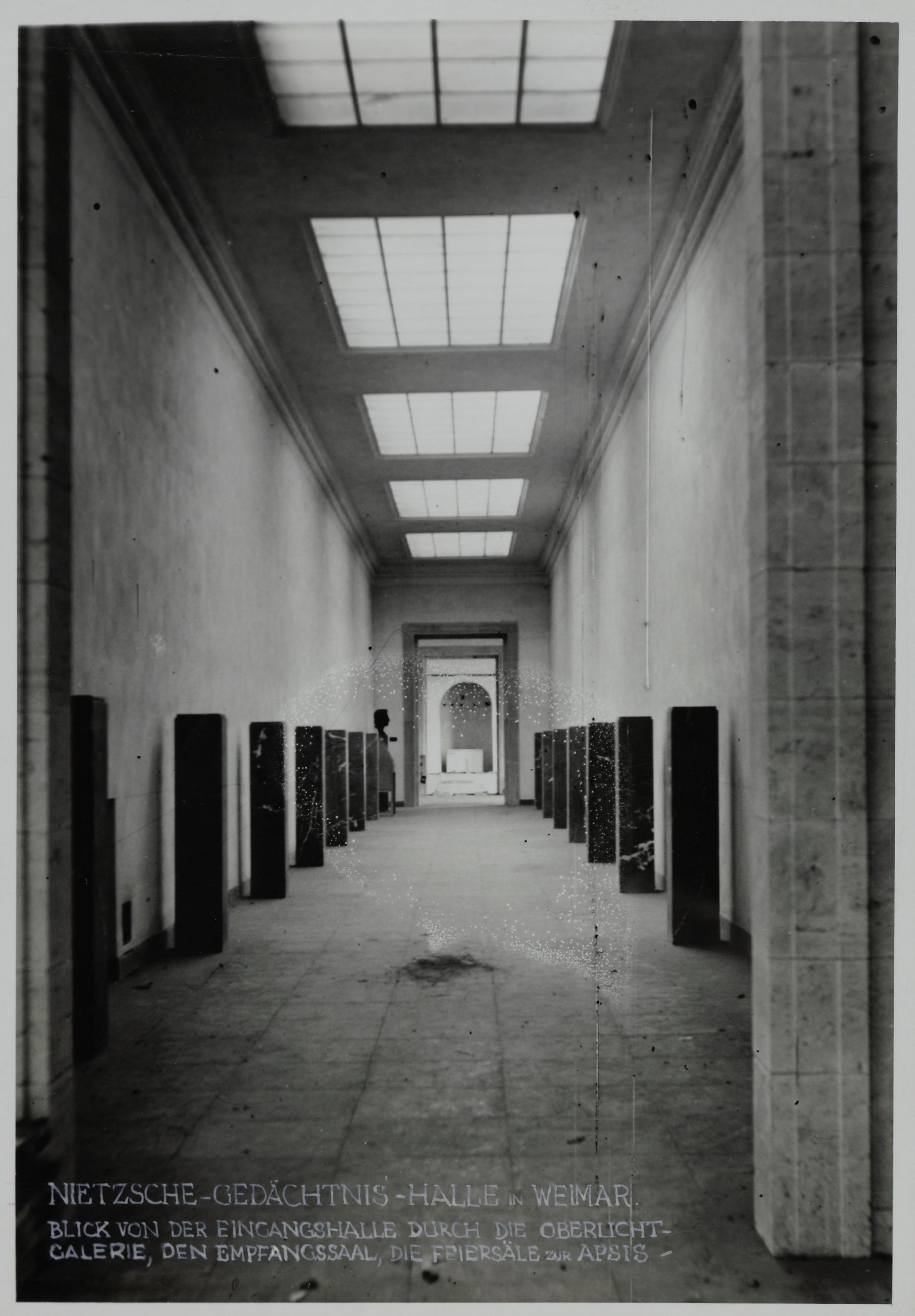 Innenraum der „Nietzsche-Gedächtnis-Halle“, Rohbau, Sichtachse von der Eingangshalle zur Apsis, 1938