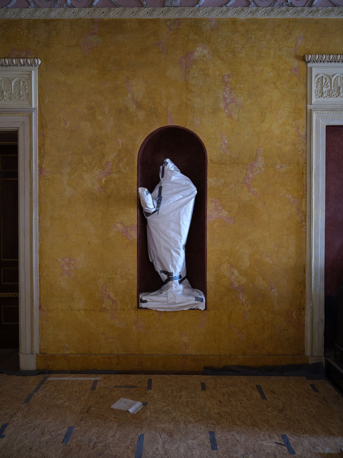 <p>Eine verhüllte Skulptur im Großen Saal</p>