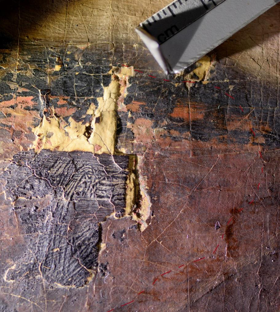 <p>Schicht um Schicht übertüncht: Detail einer Fehlstelle in der Malschicht, die großzügig weiß und erhaben überkittet wurde.</p>