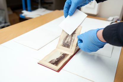 Fotoalben benötigen zwischen jeder Seite mit Fotografien ein Zwischenlageblatt aus PAT-getestetem Fotoarchivpapier im passenden Seitenformat. Abschließend erhält jedes Fotoalbum eine schützende Klappkassette.