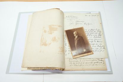 Unsachgemäße Lagerung und Kennzeichnung können ebenfalls Schäden verursachen. Hier: Ein Foto von Bismarck hinterließ einen Abdruck auf der vorherigen Seite der Handschrift (GSA 139/135).
